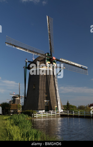 Mulini a vento tradizionali sul lato del paese di Olanda Foto Stock