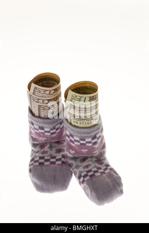 I bambini di calze con le fatture del dollaro su sfondo bianco Foto Stock