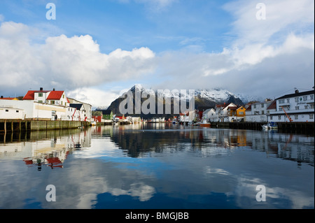 Porto nel villaggio di Henningsvaer, isole Lofoten in Norvegia Foto Stock