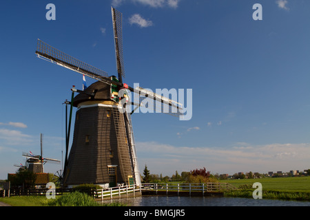 Mulini a vento tradizionali sul lato del paese di Olanda Foto Stock