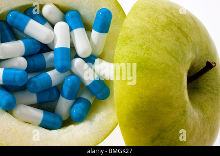 Apple con compresse capsule. Foto rappresentativa per le compresse di vitamina Foto Stock