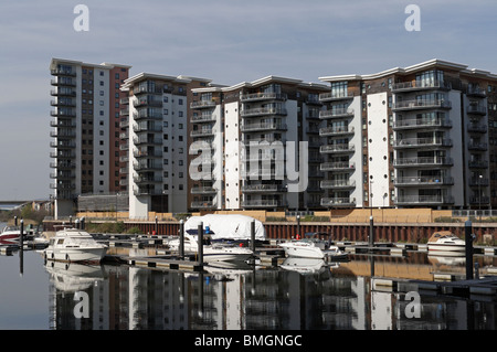 Riverside residenziale sviluppo di alloggi a Cardiff Bay Wales Regno Unito, appartamenti moderni, Waterfront vivere Foto Stock