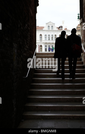 Stagliano giovane salire a piedi a passi a Venezia, Italia Foto Stock