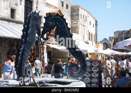 Fontana con i cavallucci marini, Platia Martyrion Evreon, la vecchia città di Rodi Foto Stock