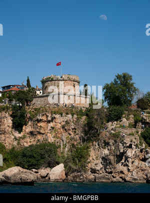 La Turchia Antalya - Torre Hidirlik molto inizio periodo classico parte delle difese della città vecchia - sorgere della luna sulla torre del mare Foto Stock