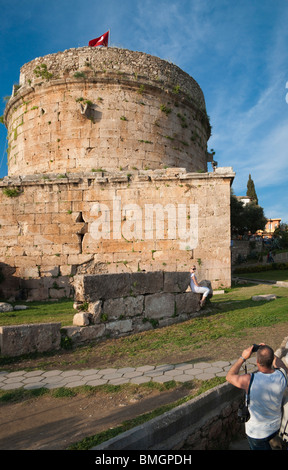 La Turchia Antalya - Torre Hidirlik molto inizio periodo classico parte delle difese della città vecchia - giovane prendendo foto turistiche Foto Stock