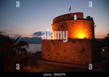 La Turchia Antalya - Torre Hidirlik molto inizio periodo classico parte delle difese della città vecchia - dai fari di lavoro ad alta intensità luminosa Foto Stock