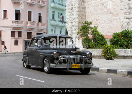 Classic American automobili sulle strade di l'Avana a Cuba. Foto Stock
