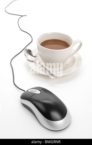 Tazza di caffè e il mouse del computer con sfondo bianco Foto Stock