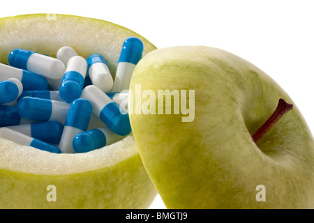 Apple con compresse capsule. Foto rappresentativa per le compresse di vitamina Foto Stock