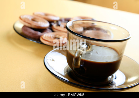 Biscotti dolci con caffè in grani. Foto Stock