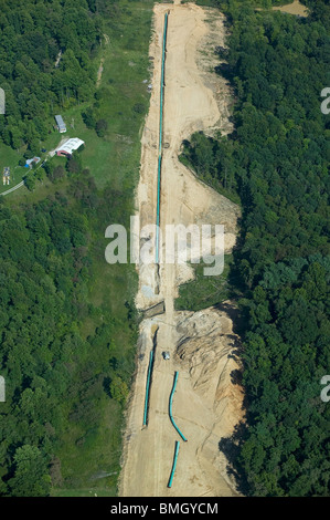 Vista aerea al di sopra delle montagne rocciose naturali Express la costruzione di un gasdotto progetto central Ohio Foto Stock
