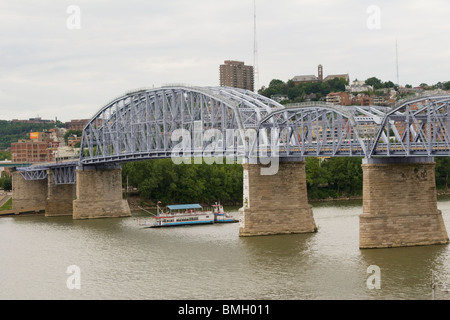 Newport Southbank ponte sopra il fiume Ohio. Conosciuto come il popolo viola Bridge. Foto Stock