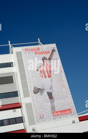Banner massiccia che copre il lato della Britannia Stadium casa di Stoke City FC dotate di lettore di Stoke con parole orgogliose potter Foto Stock
