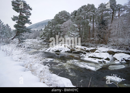 Falls of Dochart, neve, fiume, ghiaccio, inverno, Killin, Scozia, Dicembre 2009 Foto Stock