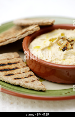 Fresco e salutare in stile mediterraneo Aglio Arrostito Hummus con integrale pane pitta e nessun popolo Foto Stock