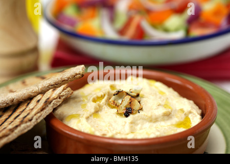 Fresco e salutare in stile mediterraneo Aglio Arrostito Hummus con integrale pane pitta e nessun popolo Foto Stock