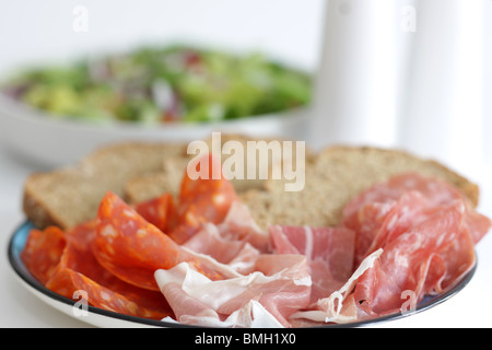 Close up Immagini di stile Italiano Freddi antipasti di carne antipasti insalata con n. di persone Foto Stock