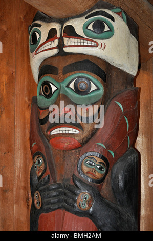 Il Totem Pole all'interno di una casa del Clan, Ketchikan, Alaska. Foto Stock