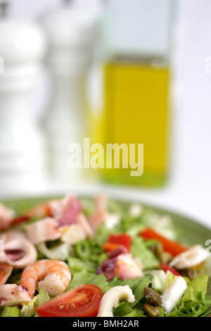 Fresco e salutare in stile mediterraneo insalate di pesce con n. di persone Foto Stock