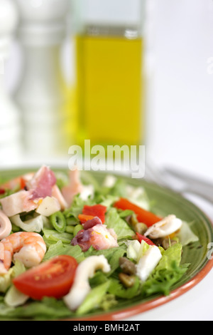 Fresco e salutare in stile mediterraneo insalate di pesce con n. di persone Foto Stock