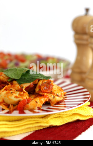 Cucinato al momento in italiano o in stile Mediterraneo autentico di Spinaci e Ricotta Tortelloni con insalata contro uno sfondo bianco con n. di persone Foto Stock