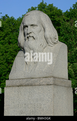 Statua del chimico russo Dmitri Mendeleev (1834-1907) al di fuori della Lomonosov di Mosca Università Statale di Mosca, Russia Foto Stock