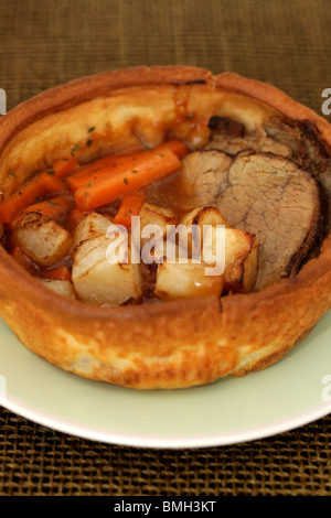 Appena riempito Giant Yorkshire pudding con Lean arrosto di manzo, patate, carote e un ricco sugo denso con n. di persone Foto Stock