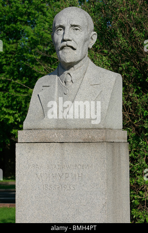 Statua del botanico russo Ivan Vladimirovic Michurin (1855-1935) presso la Lomonosov di Mosca Università Statale di Mosca, Russia Foto Stock