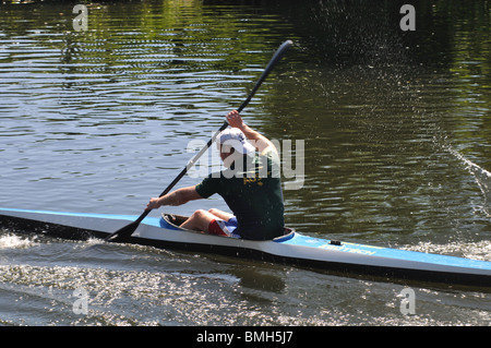 Uomo in canoa sul fiume Avon, Warwick, Regno Unito Foto Stock