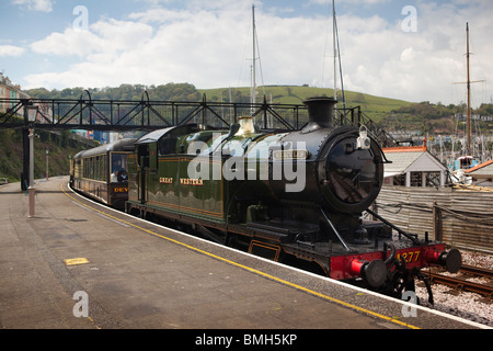Regno Unito, Inghilterra, Devon, Kingswear, treno a vapore nella stazione platform Foto Stock