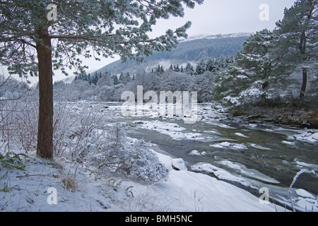Falls of Dochart, neve, fiume, ghiaccio, inverno, Killin, Scozia, Dicembre 2009 Foto Stock