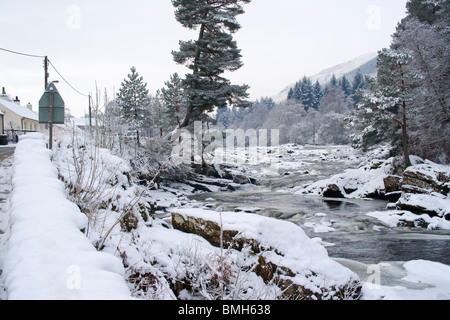 Falls of Dochart, neve, fiume, ghiaccio, inverno, Killin, Scozia, Dicembre 2009 Foto Stock