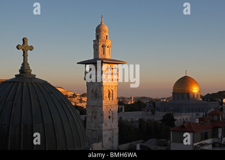 Israele,Gerusalemme,Ecce Homo Basilica,Bab el moschea Ghawanimeh,minareto,Cupola della roccia,città vecchia Foto Stock