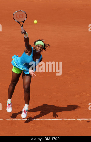 Serena Williams (USA) competono al 2010 francesi aperti Foto Stock