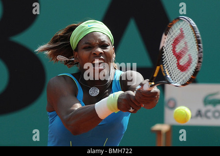 Serena Williams (USA) competono al 2010 francesi aperti Foto Stock