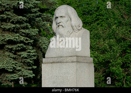 Statua del chimico russo Dmitri Mendeleev (1834-1907) al di fuori della Lomonosov di Mosca Università Statale di Mosca, Russia Foto Stock