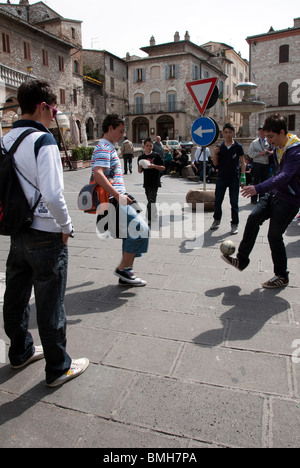 Scuola di Italiano i ragazzi che giocano a calcio nella piazza di Assisi Foto Stock