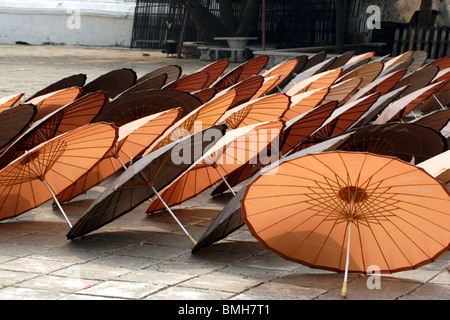 Ombrelloni a Wat Xieng Thong monastero Luang Prabang, Laos. Foto Stock