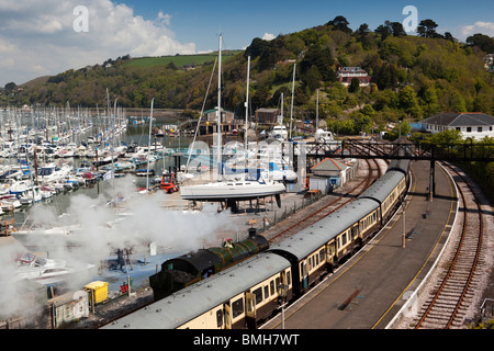 Regno Unito, Inghilterra, Devon, stazione Kingswear piattaforma, locomotiva a vapore in movimento verso la parte anteriore del treno Foto Stock