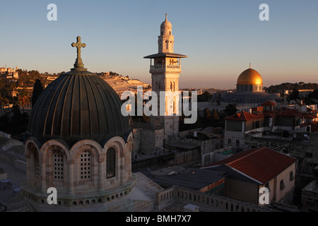 Israele,Gerusalemme,Ecce Homo Basilica,Bab el moschea Ghawanimeh,minareto,Cupola della roccia,città vecchia Foto Stock