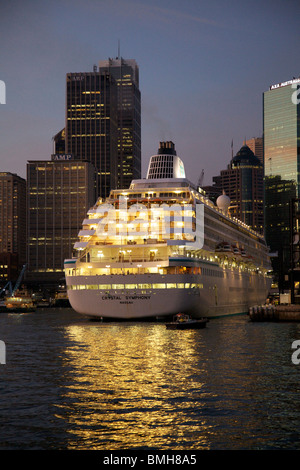 Crystal Symphony ormeggiata nel porto di Sydney all'alba Foto Stock