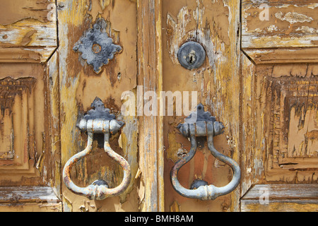 Rustico serratura della porta su un marrone sfumato porta in legno Foto Stock