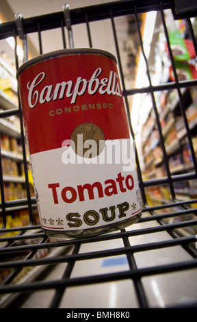 Una lattina di Campbell's minestra di pomodoro è visto in un supermercato a New York venerdì 4 giugno, 2010. (© Richard B. Levine) Foto Stock