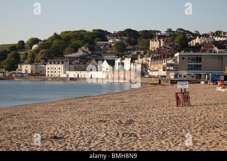 Vuoto a Swanage deserta spiaggia di mattina presto la luce del sole Foto Stock