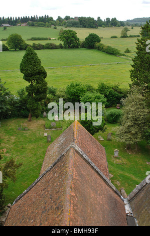 Vista dalla torre della chiesa di Studley incluse chiesa tetto, Warwickshire, Inghilterra, Regno Unito Foto Stock