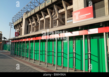 Tornelli per la West Stand, Allianz Stadium, Twickenham, sede del rugby internazionale inglese, a Londra sud-ovest, Regno Unito. Agosto 2009. Foto Stock