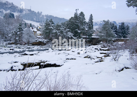 Falls of Dochart, neve, fiume, ghiaccio, inverno, Killin, Scozia, Dicembre 2009 Foto Stock