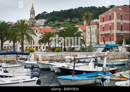 Croazia, Split, riviera dalmata - Isola di Hvar - citta di Hvar porto con piccole imbarcazioni Foto Stock