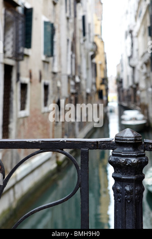 Dettaglio di un ponte su un canale di Venezia, Italia Foto Stock